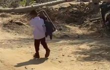 Semangat Anak-anak Desa Sekumur Aceh Tamiang, Bawa Meja Sendiri untuk Belajar di Sekolah