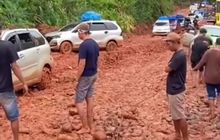 Momen Mobil Rombongan Pengantin Terjebak Jalan Tanah yang Licin di Suoh Lampung Barat, Warganet Langsung Beri Nasihat ke Mempelai