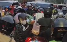 Viral Satu Plastik Makanan Dioper bergiliran untuk Berbuka Puasa saat Terjebak Macet di Jakbar