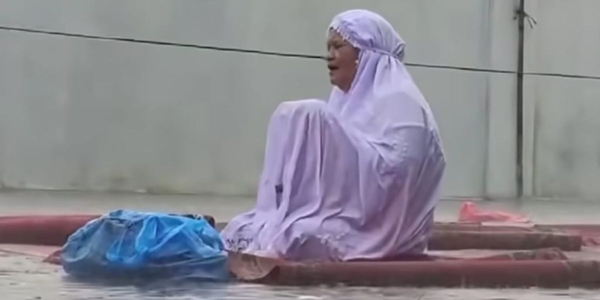 Tetap Khusyuk Berdoa meski Hujan Deras usai Salat Id, Ibu di Pekanbaru Ini Viral jadi Sorotan Warganet