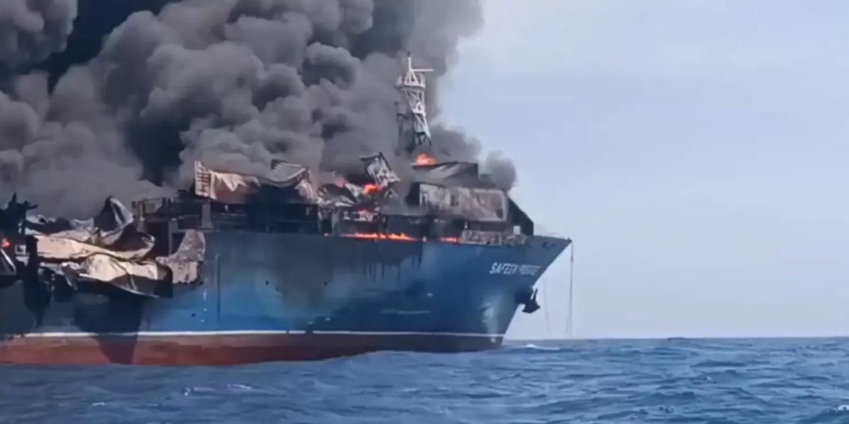 Serangan Iran: Tanker AS Dilanda Kebakaran Besar dan Kerusakan