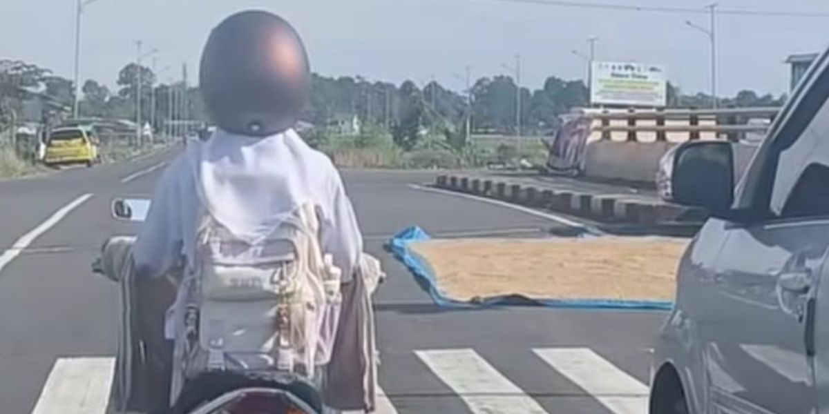 Viral Warga Maros Pakai Jalan Raya untuk Menjemur Gabah: Fasilitas Umum Rasa Halaman Rumah Sendiri