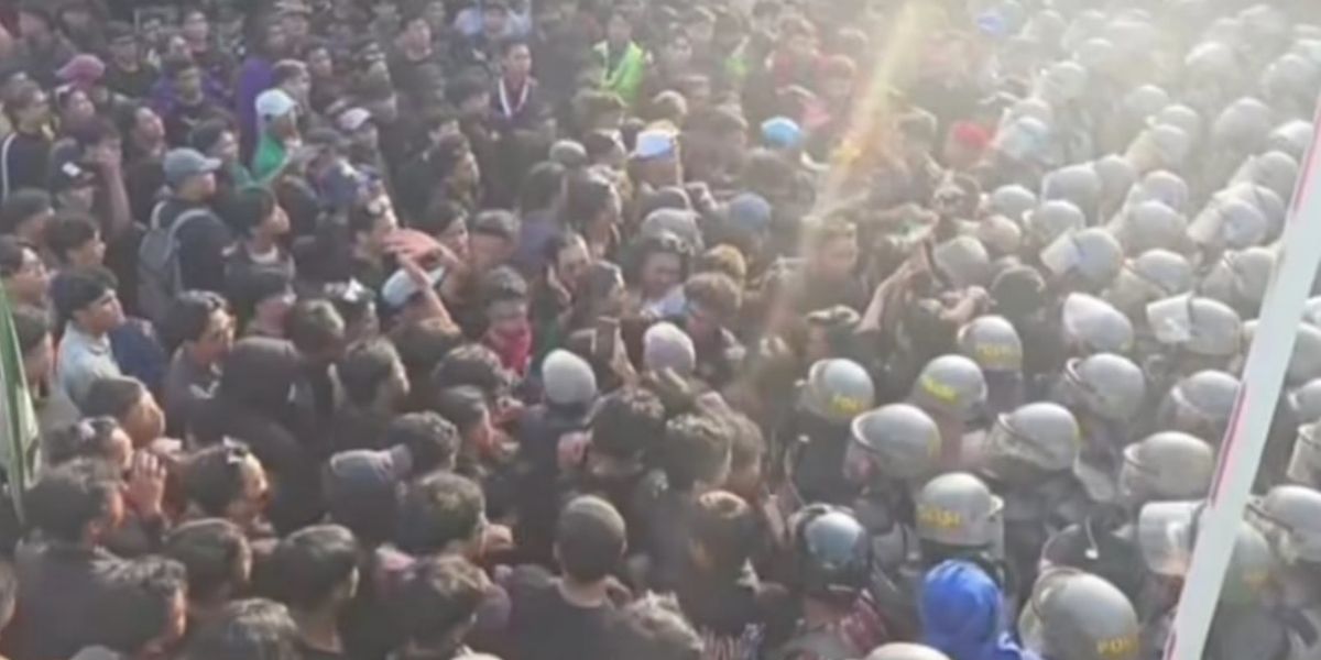 Di Tengah Demo Kaltim, Viral Aksi Orator Ingatkan Massa untuk Mundur Sebelum Saling Dorong dengan Polisi