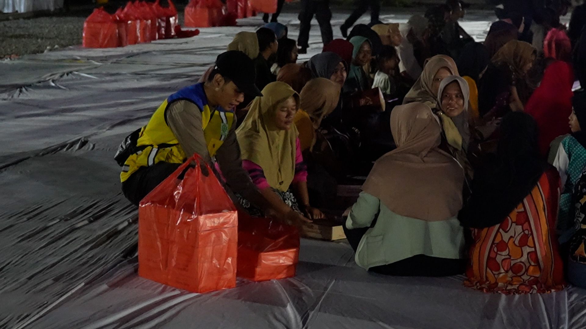 Momen Warga Sahur Bersama di Huntara Aceh Tamiang: Daging dan Udangnya Enak!