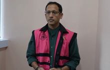 Pakai Rompi Pink dan Tangan Terborgol, Nadiem Makarim: Tuhan Melindungi Saya, Kebenaran akan Keluar