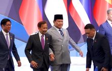 Gestur Hangat Prabowo di KTT ASEAN: Gandeng Sultan Brunei Turuni Tangga usai Insiden Jatuh