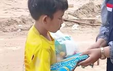 Tak Minta Uang dan Mainan, Bocah Pengungsi Banjir Sumatera Ini Ingin Sajadah untuk Ibunya