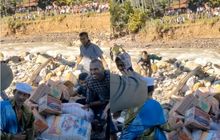 Momen Haru Warga Gayo Berlarian Beri Durian untuk TNI Usai Drop Bantuan Logistik