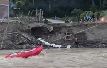 Gotong Royong Warga Desa Pasir Gayo Lues dan Relawan, Perahu Karet Bawa Logistik Melawan Derasnya Arus Sungai