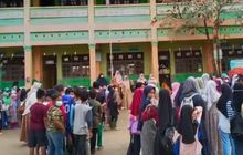 Anak-Anak Aceh Tamiang Masuk Sekolah dengan Baju Biasa, Warganet: Mereka Semangat walau Tanpa Seragam