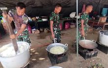 Potret TNI yang Serba Bisa di Lokasi Bencana: Memasak, Cat Masjid hingga Jadi Suster Dadakan