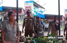 Pilu Ibu Penjual Sayur di NTT yang Kena Geruduk Petugas Satpol PP, Meski Berjualan di Teras Rumahnya Sendiri