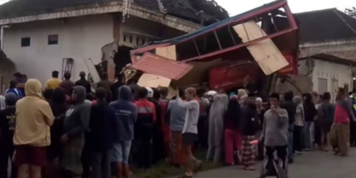 Kronologi Truk Tronton yang Hantam 3 Rumah Warga di Magelang, Sempat Oleng hingga Tabrak Tembok Sampai Jebol