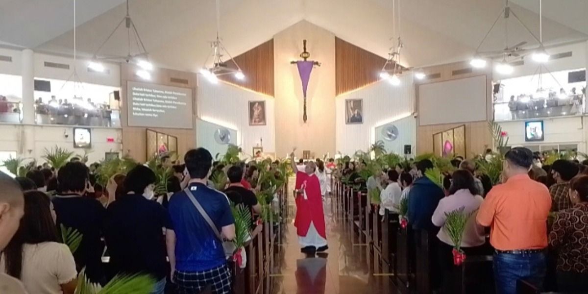 Minggu Palma, Romo Basir Ajak Umat Gereja Trinitas Pembawa Damai