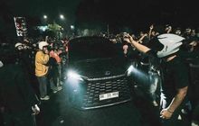 Tanpa Pengawal Resmi, Sultan HB X Justru Dikawal Rakyat ke Polda DIY