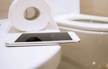 Duduk di Toilet Sambil Main HP Bisa Picu Wasir, Ini Penjelasan Ahli