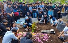 Suasana Duka dalam Prosesi Pemakaman Rheza Sendy Pratama: Mahasiswa Amikom Yogyakarta yang Gugur dalam Aksi Demo