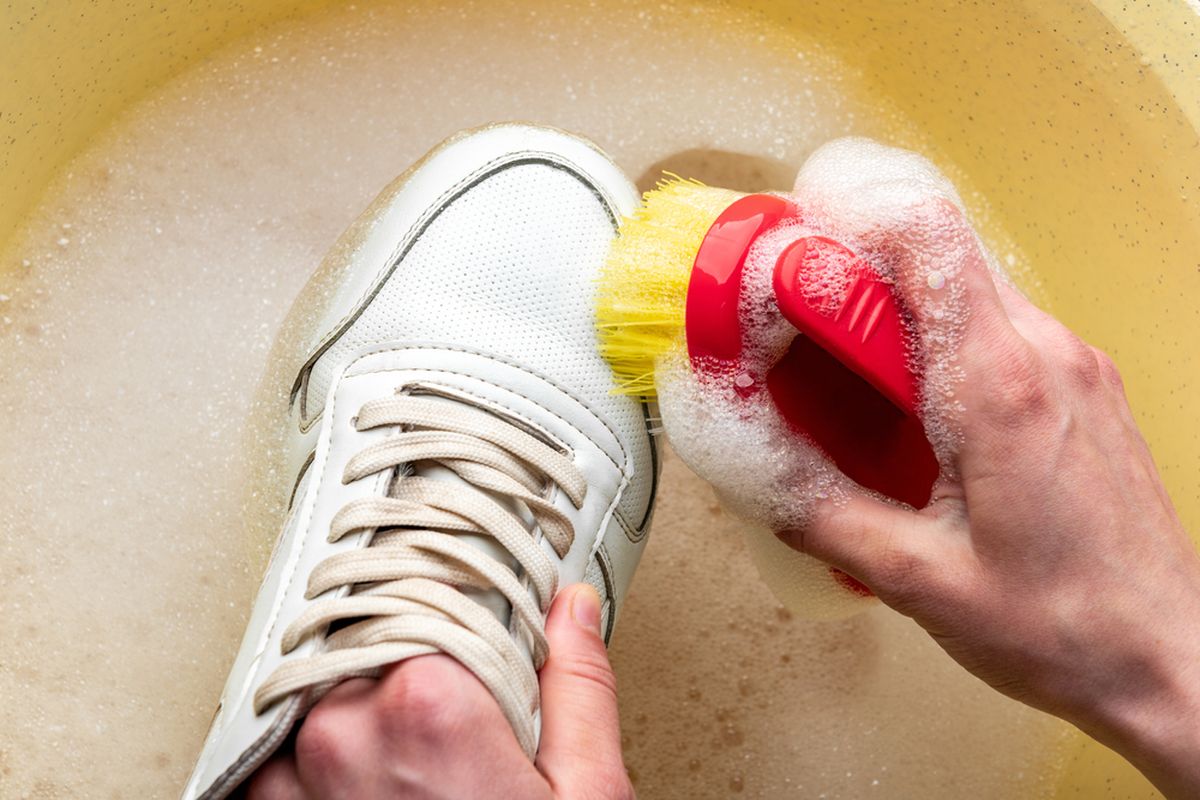 Cara Membersihkan Sepatu Putih yang Menguning