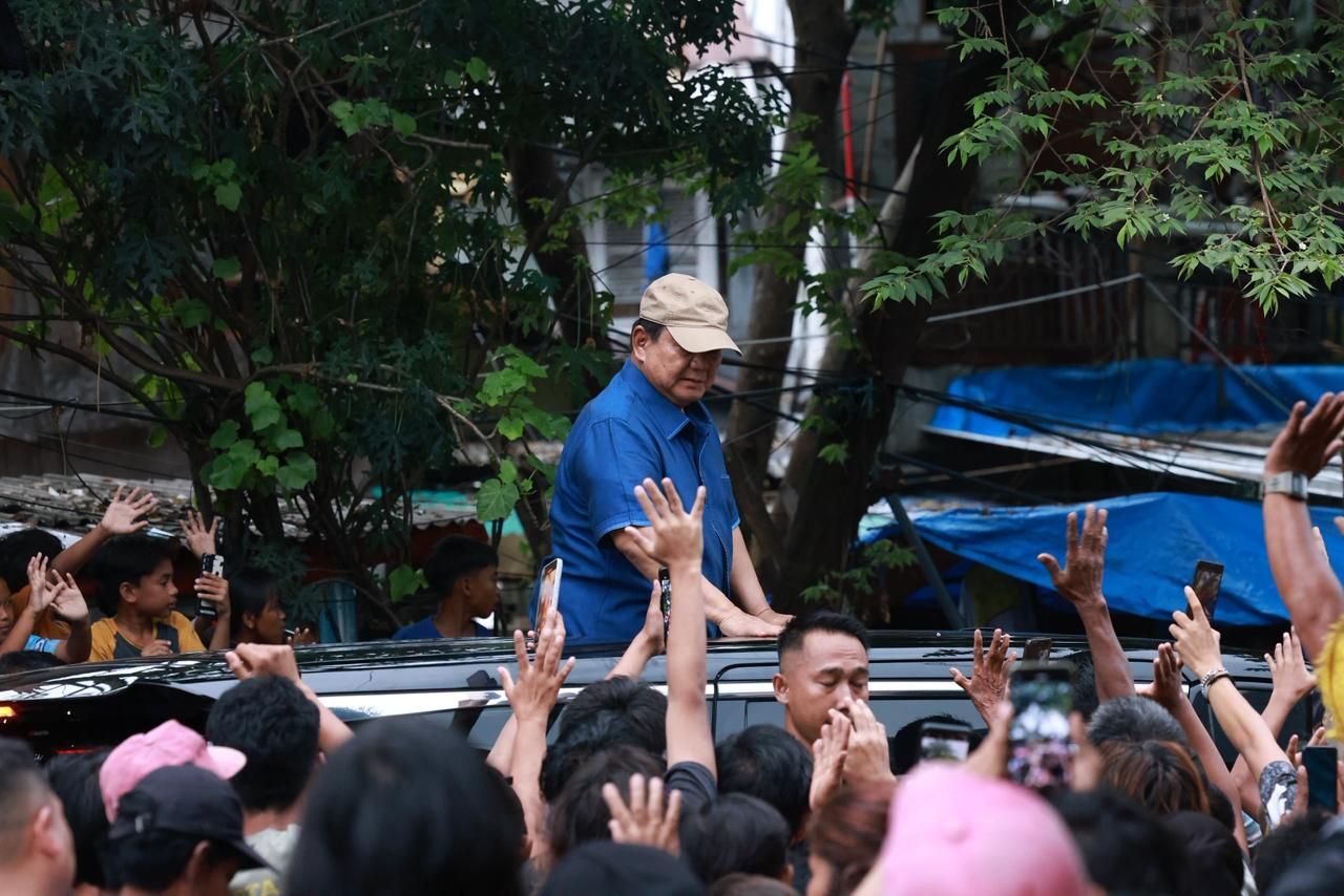 Warga Bantaran Rel Senen Terharu Dikunjungi Prabowo: Seumur Hidup di Sini, Baru Kali Ini Presiden Datang