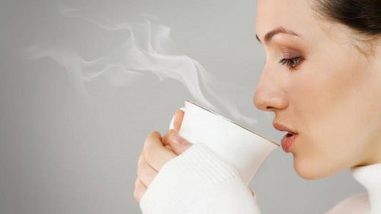 Manfaat Minum Air Putih Hangat Setiap Pagi