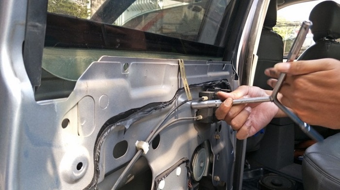 7 Cara Memperbaiki Kaca Mobil Macet Tidak Bisa Naik dan Penyebabnya